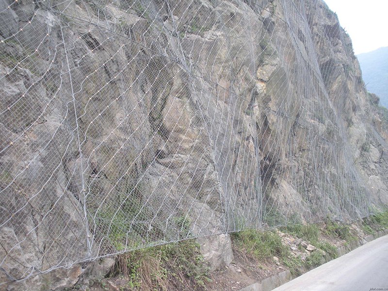 边坡防护网应用于公路工程边坡防护