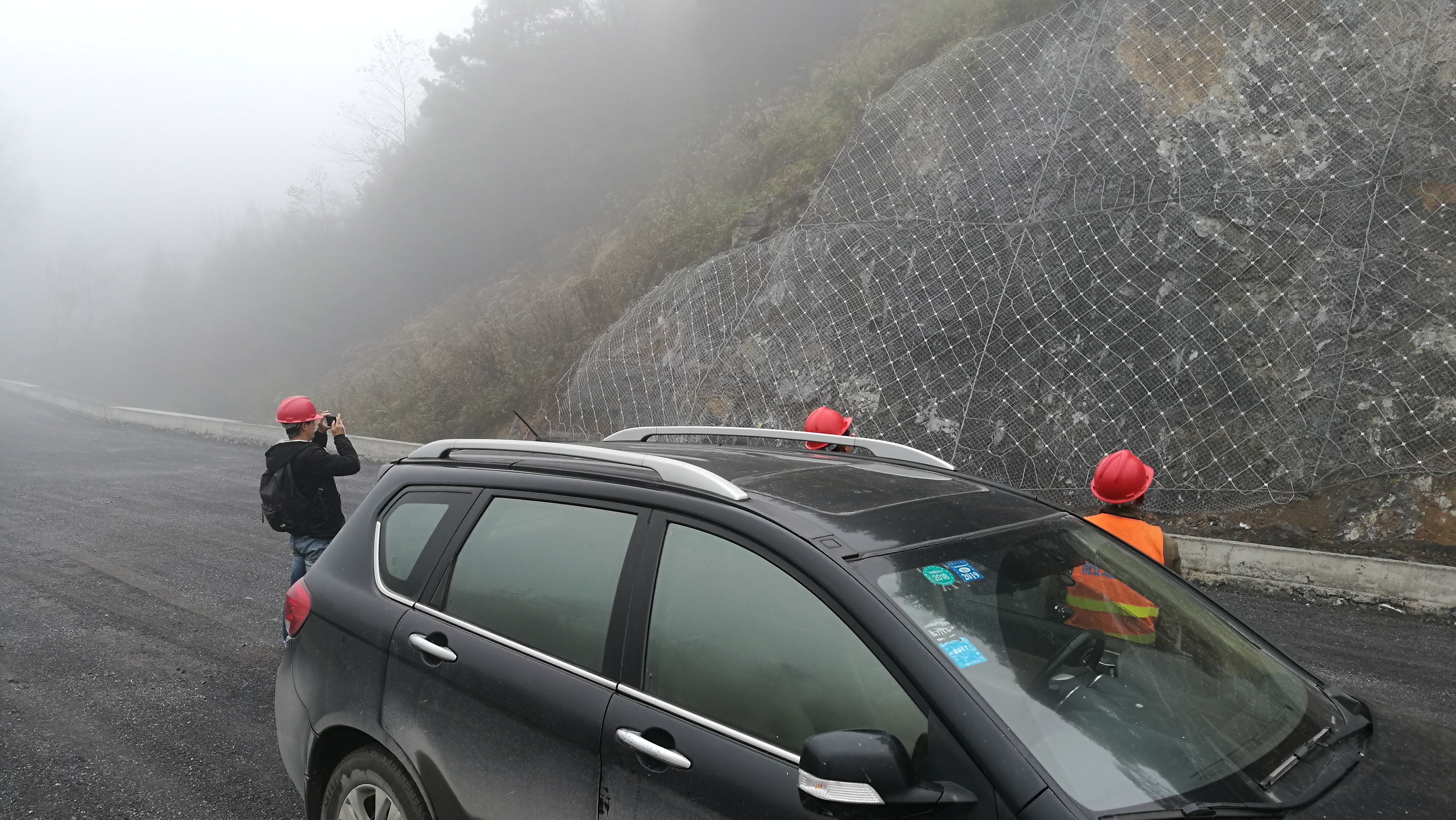 贵州毕节油杉河景区道路主动防护网工程